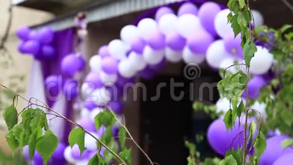 在外面装饰婚礼春天的天气鲜花和气球视频的预览图