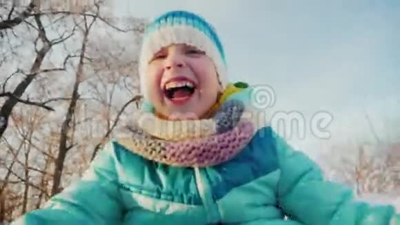 凉爽的孩子上雪橇做滑稽的脸享受冬天视频的预览图