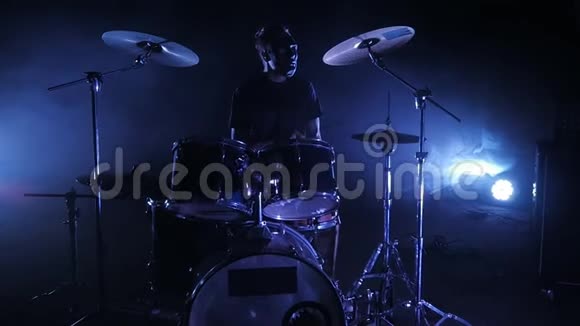 鼓手在舞台上演奏架子鼓以慢动作射击音乐视频朋克重金属或摇滚团体视频的预览图