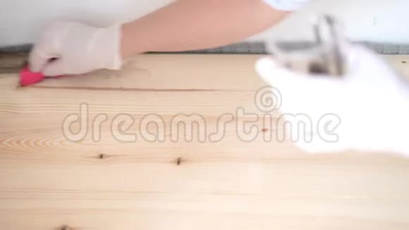 修理和装饰主人在木地板上涂上一层环保涂层天然油蜡深色视频的预览图