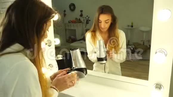 女孩擦干头发照镜子视频的预览图