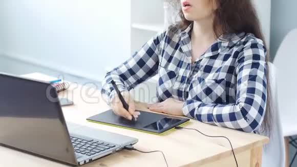 年轻女性平面设计师使用图形平板电脑视频的预览图