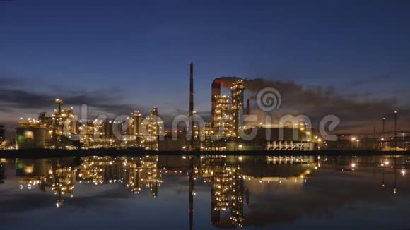 夜间照明炼油厂视频的预览图