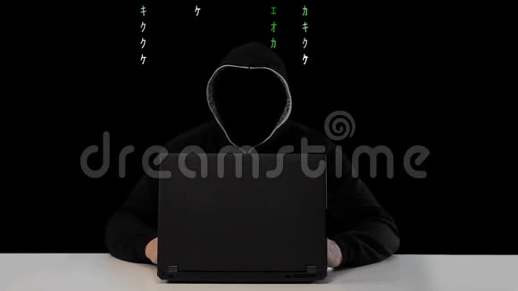 男性黑客在后台操作计算机与绿色矩阵代码视频的预览图