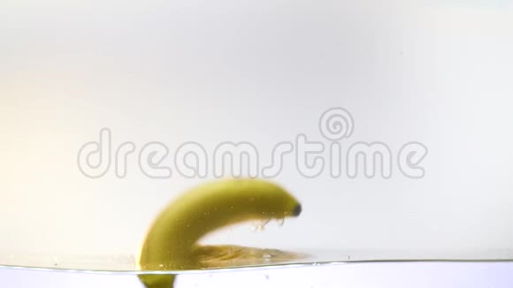 一根黄色香蕉掉进水里慢镜头拍摄视频的预览图