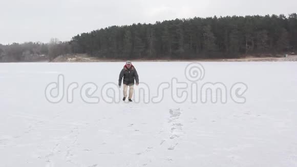 森林附近冰天雪地的黑人小伙子视频的预览图