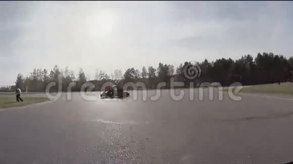卡丁的冲突一辆卡丁车上的摄像机然后撞到另一辆卡丁车卡丁车赛道视频的预览图