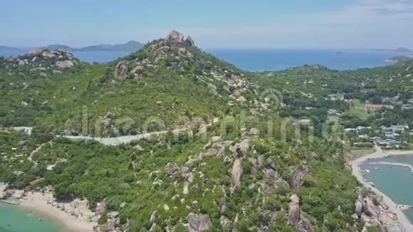碧海蓝天下的石头丘陵半岛视频的预览图