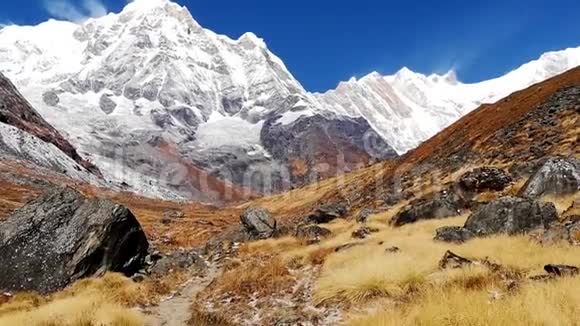 徒步旅行徒步旅行者前往尼泊尔喜马拉雅山安纳普尔纳基地营地POV视频的预览图