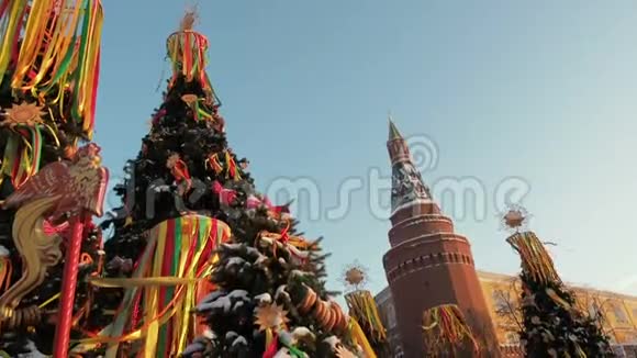 装饰圣诞树以纪念莫斯科红场附近的圣诞节彩色的美丽景色视频的预览图