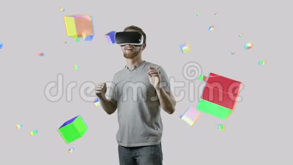 在互动空间内佩戴VR设备眼镜的人触摸虚拟立方体视频的预览图