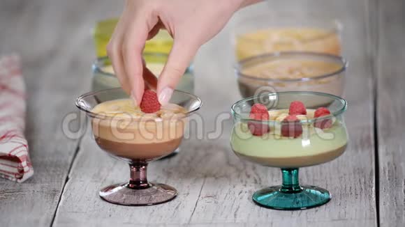 自制巧克力焦糖慕斯与覆盆子视频的预览图