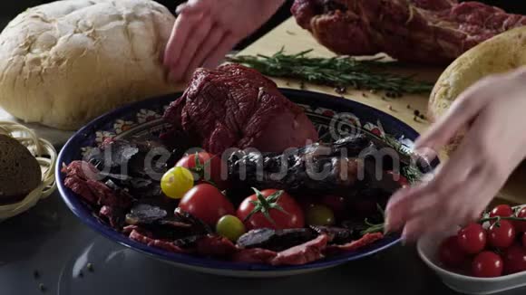 用西红柿在盘子上切肉场景用精致的切火腿和番茄肉把盘子合上肉类视频的预览图