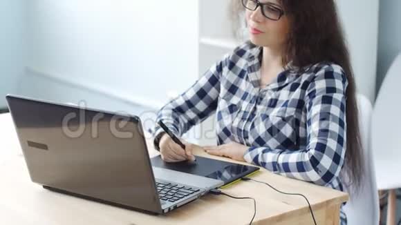 年轻女性平面设计师使用图形平板电脑视频的预览图