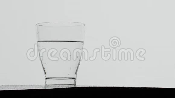 冰块滴在一杯起泡的水中视频的预览图