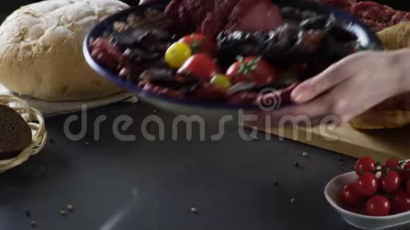 用西红柿在盘子上切肉场景用精致的切火腿和番茄肉把盘子合上肉类视频的预览图