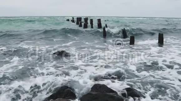 在寒冷的一天暴风雨中的海浪剧烈的缓慢运动视频的预览图