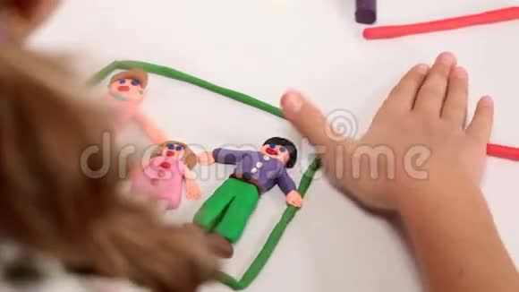 孩子用塑料做家庭幸福的房子视频的预览图