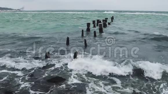 在寒冷的一天暴风雨中的海浪剧烈的缓慢运动视频的预览图