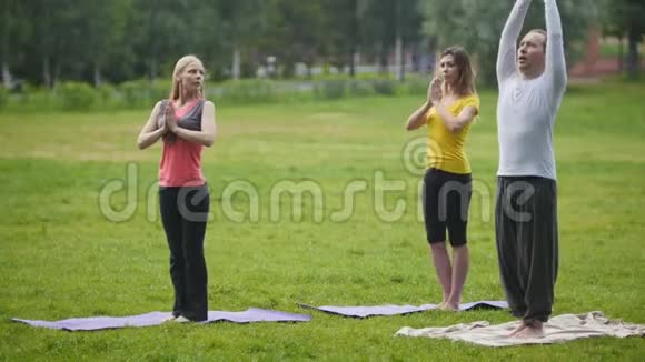 公园瑜伽训练一群运动员进行柔韧性训练视频的预览图