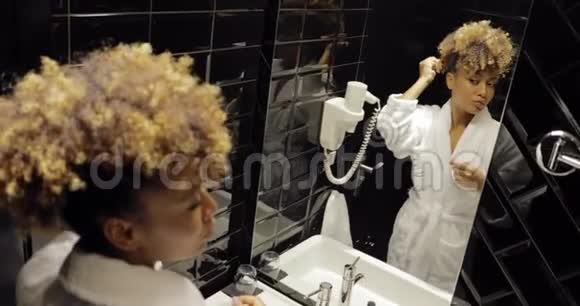 在酒店浴室准备的女孩视频的预览图