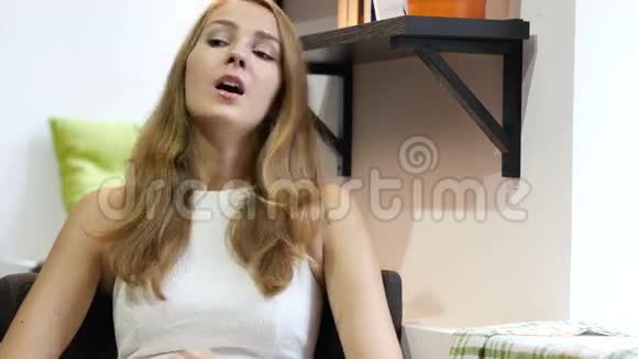 生病的美丽女孩咳嗽坐在发烧视频的预览图