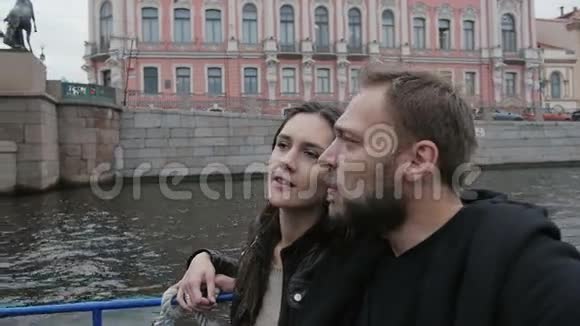 在圣彼得堡的一次船游中相爱的幸福夫妻观光在桥下灯光不断地亮着慢慢地视频的预览图