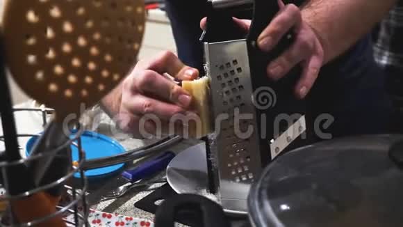 在繁忙的厨房餐桌上男性用手抹奶酪烹饪食物和家居概念视频的预览图