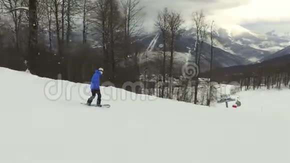 滑雪者骑在斜坡上滑雪场视频的预览图