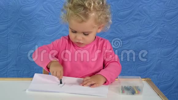 幼儿在家用蜡笔铅笔在纸上作画视频的预览图