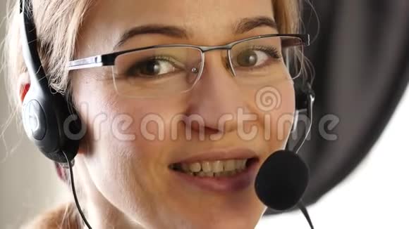 在呼叫中心工作的女商人客户服务专业人员在耳机上交谈4K视频的预览图