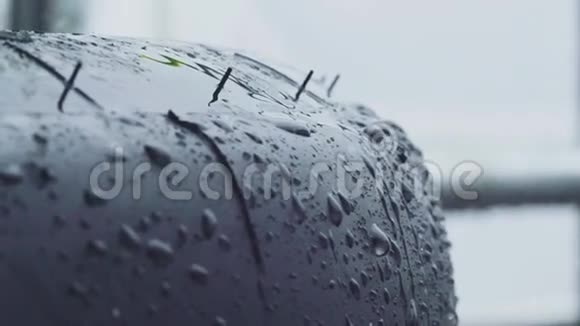 汽车轮胎上的雨滴视频的预览图