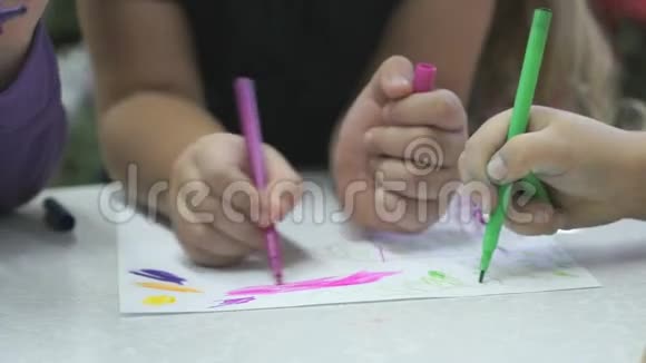 不知名的儿童用毛毡尖作画视频的预览图