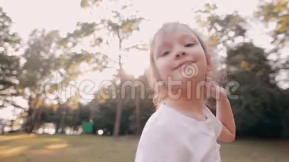 有趣的小女孩美丽的头发摆在镜头前做鬼脸阳光灿烂慢节奏视频的预览图