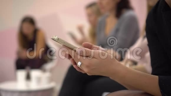 女人坐在电话会议上女人用电话给自己写下信息在触摸屏上输入文字视频的预览图