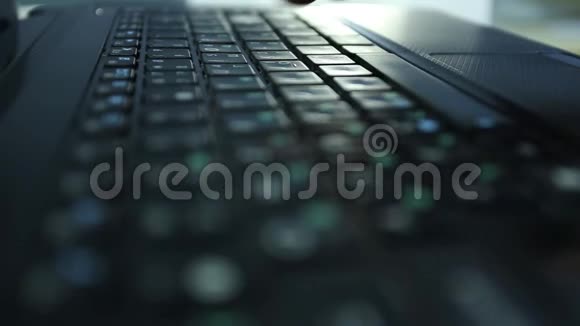 男子手在笔记本电脑键盘上打字字体打印视频的预览图