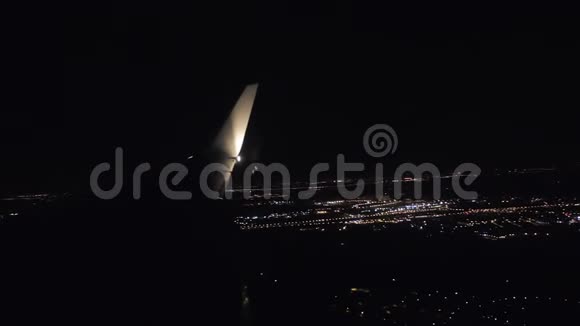 从飞机窗口俯瞰夜间城市灯光视频的预览图
