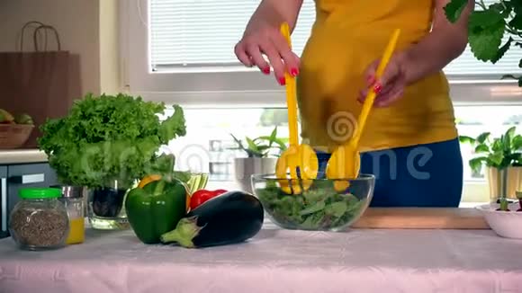 孕妇用玻璃菜拌沙拉视频的预览图