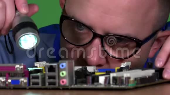 电脑专家戴眼镜检查电脑主板视频的预览图