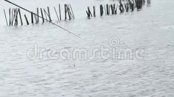 鱼竿和红色浮子的特写镜头视频的预览图