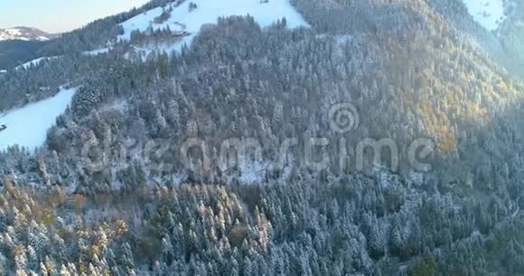 冬季山地雪限4k无人机拍摄视频的预览图