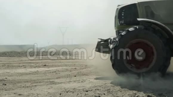 一辆拖拉机用农用机器处理土壤大量的灰尘上升视频的预览图