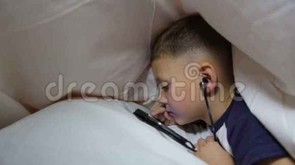 那个男孩不是在毯子下面打电话视频的预览图