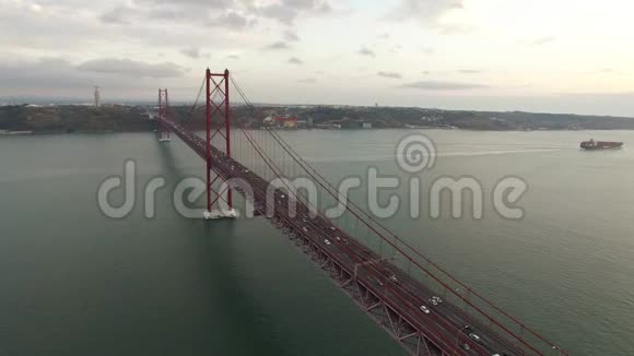 葡萄牙里斯本塔格斯河上的25德阿布里勒桥傍晚鸟瞰视频的预览图