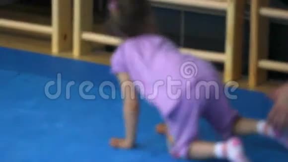 健身房里的小女孩视频的预览图