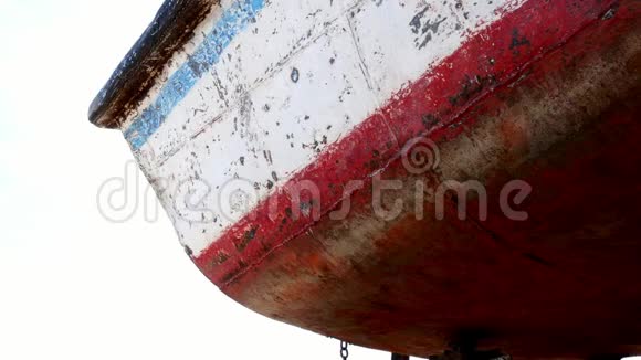 在港口的船厂工人用生锈的旧船的底漆覆盖金属视频的预览图