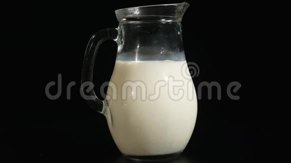 黑色背景下分离出的美味牛奶视频的预览图