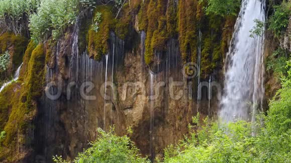 美丽的瀑布从悬崖上流下来视频的预览图