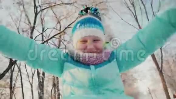 快乐的小女孩上雪橇拍手是快乐的冬天视频的预览图
