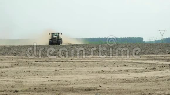 一辆拖拉机用农用机器处理土壤大量的灰尘上升视频的预览图